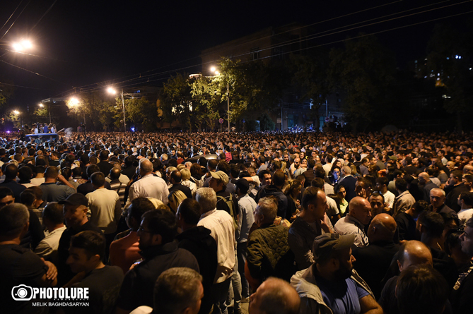 В центре Еревана возобновился митинг с требованием отставки властей Армении В центре Еревана возобновился митинг с требованием отставки властей Армении