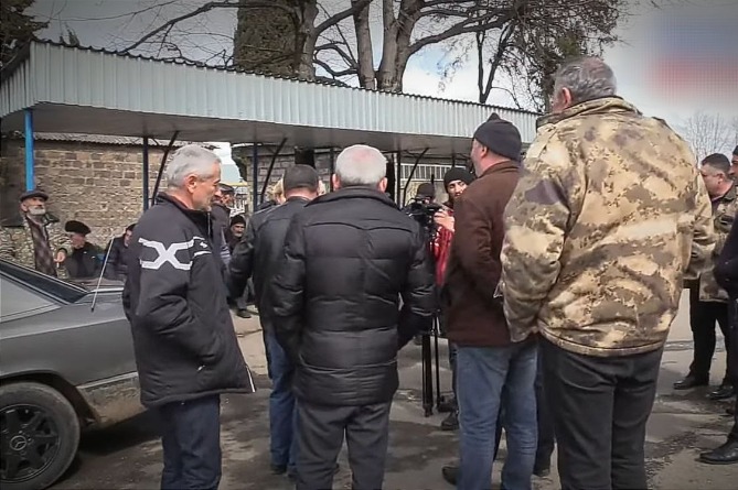 Жители села Воскепар проводят акцию протеста в связи с заявлениями Пашиняна о возможной передаче Баку нескольких общин Жители села Воскепар проводят акцию протеста в связи с заявлениями Пашиняна о возможной передаче Баку нескольких общин