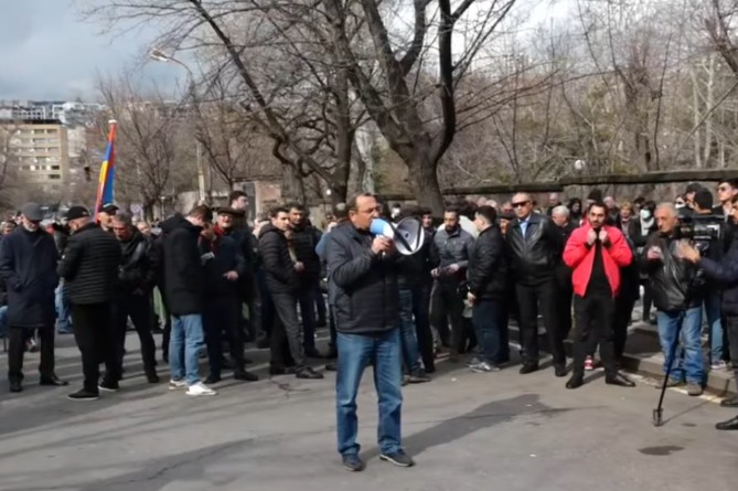Армянская оппозиция протестует у парламента: "Власти пытаются взять под контроль судебную систему" (ВИДЕО) Армянская оппозиция протестует у парламента: "Власти пытаются взять под контроль судебную систему" (ВИДЕО)