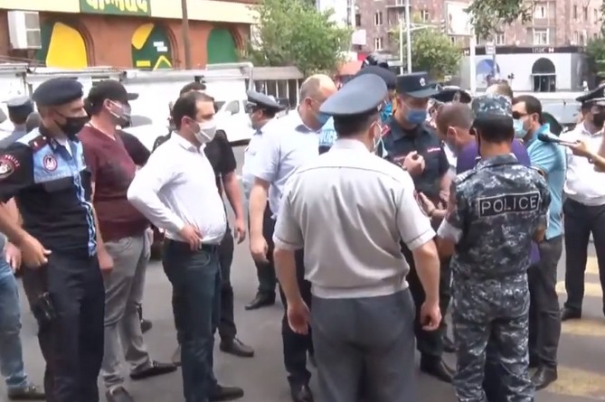 Լարված վիճակ Արաբկիրի ոստիկանության առջև. տասնյակ քաղաքացիներ են բերման ենթարկվել Լարված վիճակ Արաբկիրի ոստիկանության առջև. տասնյակ քաղաքացիներ են բերման ենթարկվել