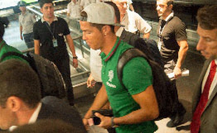 «Զվարթնոց» օդանավակայանում և «Արմենիա Մարիոթ» հյուրանոցի մոտ հարյուրավոր հայ երկրպագուներ են սպասում Պորտուգալիայի հավաքականին 