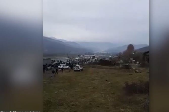 Требующие ясности в защите границ в Капане перекрыли дорогу. В ходе акции прозвучали выстрелы (ВИДЕО)