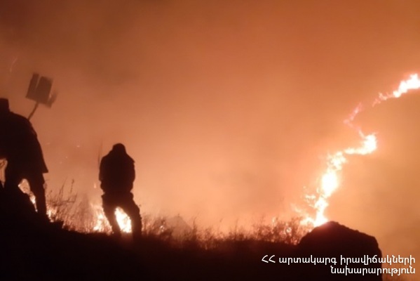  Пожар полыхает неподалеку от водохранилища Мармарик в Армении (ФОТО)