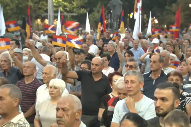 Армянская оппозиция после месячного перерыва возобновила акции протеста против властей Армянская оппозиция после месячного перерыва возобновила акции протеста против властей