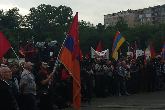В Ереване стартовал митинг АРФ "Дашнакцутюн" В Ереване стартовал митинг АРФ "Дашнакцутюн"