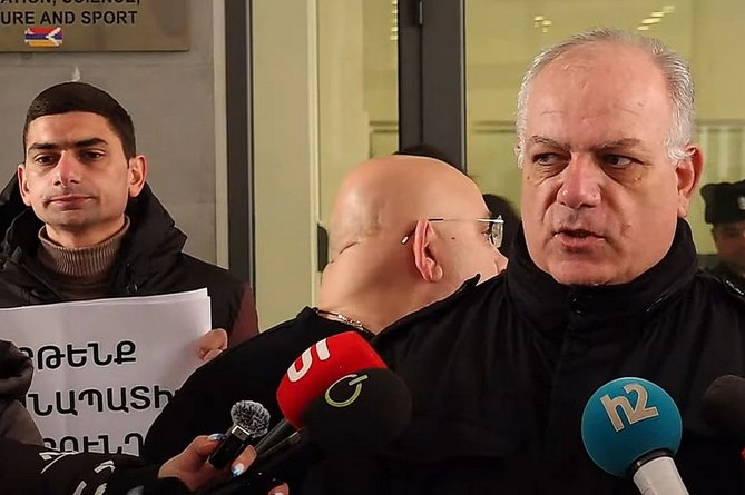 Կառավարության շենքի մոտ հանրահավաք է․ պահանջում են ԿԳՄՍ նախարարի հրաժարականը