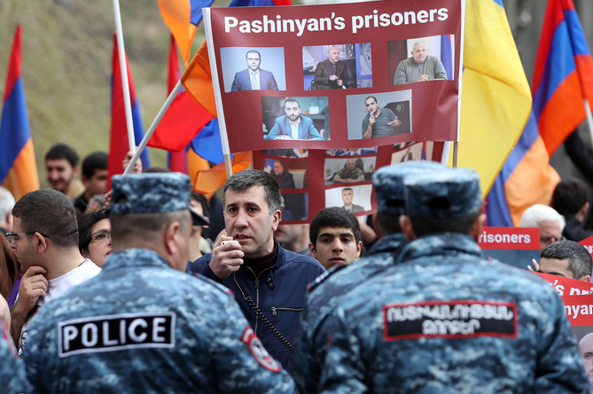  Акция в поддержку политзаключенных проходит перед зданием МИД Армении (ФОТО)    