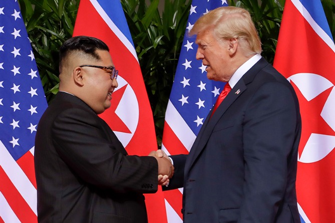 КНДР хотела снятия всех санкций, но США отказались. Трамп объяснил причину