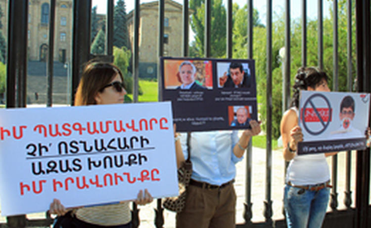 Акция в поддержку экс-главы МИД Осканяна проходит перед парламентом в Ереване