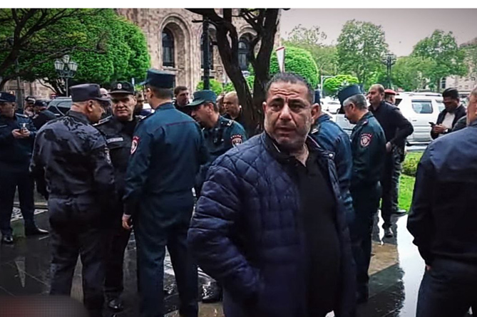   Родители погибших при пожаре в селе Азат военных проводят акцию протеста перед зданием правительства Армении 