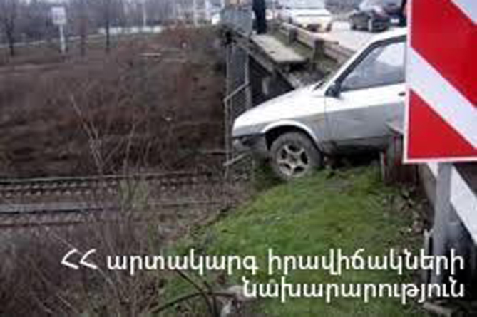 "Mercedes-Benz" завис над ущельем в Армении, водителя пришлось эвакуировать