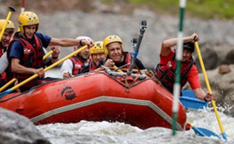 Лавров совершил спуск на рафте по каналу в Новгородской области
