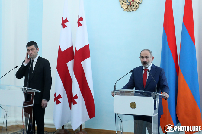 Пашинян заявил о важности формирования атмосферы мира в регионе, Гахария сделал акцент на территориальной целостности