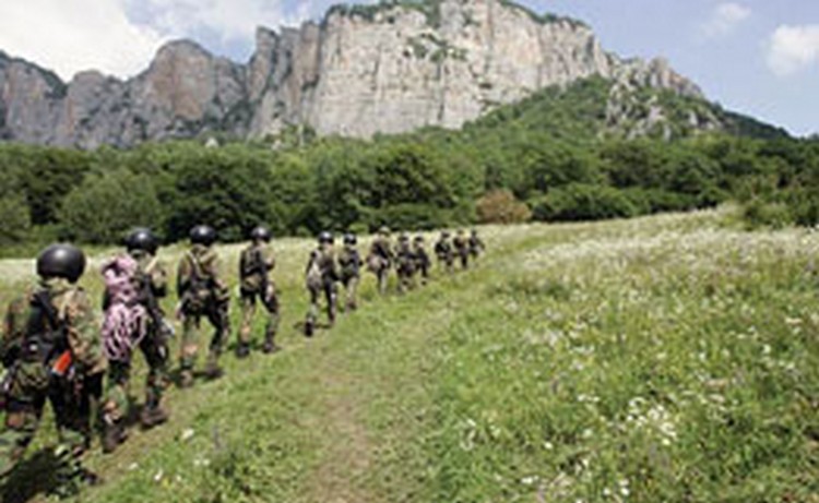 Փամբակի ուսումնավարժարանի մարտավարական հատուկ զորավարժությունների ընթացքում ՀՌՕ հետախույզները հաղթահարում են լեռնային գետերը 