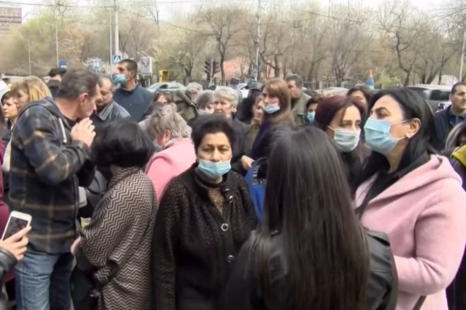 Родителям солдат-срочников предложили встретиться с Пашиняном позже, но они не поверили и отправились к Посольству России Родителям солдат-срочников предложили встретиться с Пашиняном позже, но они не поверили и отправились к Посольству России