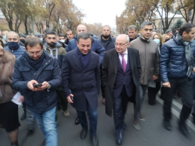 Участники митинга идут к резиденции Пашиняна, чтобы передать ему требование об отставке (LIVE)