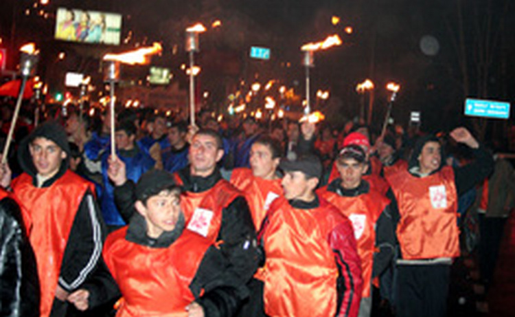 Участники факельного шествия в Ереване сожгли турецкий флаг