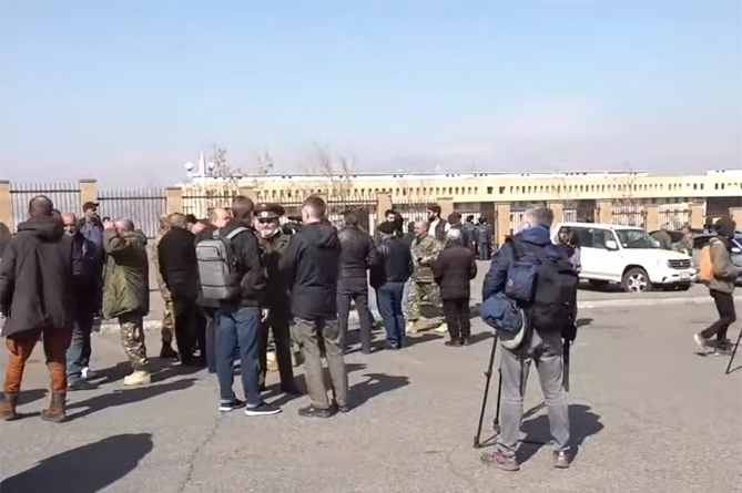 В Ереване проходит акция в поддержку армии и главы Генштаба ВС Оника Гаспаряна (LIVE)