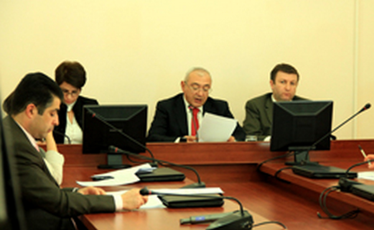 Члены ЦИК Армении подписали протокол по предварительным итогам прошедших накануне выборов в Совет старейшин Еревана