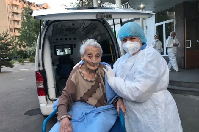 101-летняя пациентка вылечилась от коронавируса в Ереване (ФОТО) 101-летняя пациентка вылечилась от коронавируса в Ереване (ФОТО)