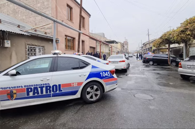 Ինչու՞ է Երևանում ամուսինը խեղդելով սպանել կնոջը. մանրամասներ սարսափելի դեպքից (ՎԻԴԵՈ) Ինչու՞ է Երևանում ամուսինը խեղդելով սպանել կնոջը. մանրամասներ սարսափելի դեպքից (ՎԻԴԵՈ)