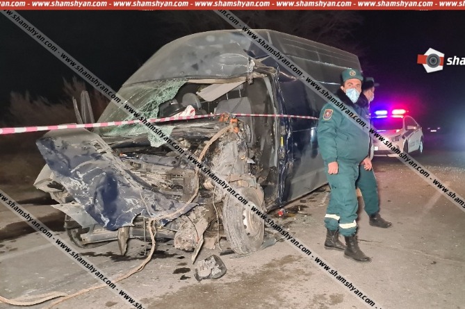 Ողբերգական ավտովթար Արարատի մարզում.Ford Transit–ը մխրճվել է ցեմենտատարի մեջ, Ford–ի 54–ամյա վարորդը հիվանդանոցում մահացել է