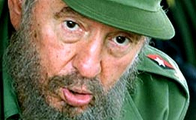 Фидель Кастро временно передал свои полномочия брату Раулю в связи с операцией на кишечнике