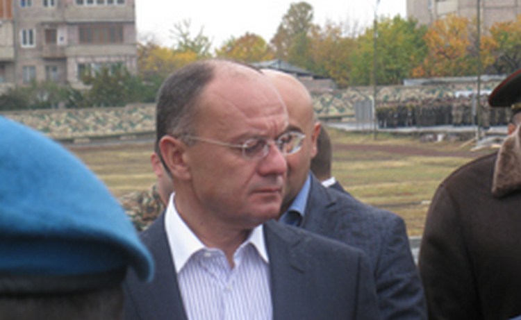 Министр обороны Армении едет не встречу с родителями убитого военнослужащего