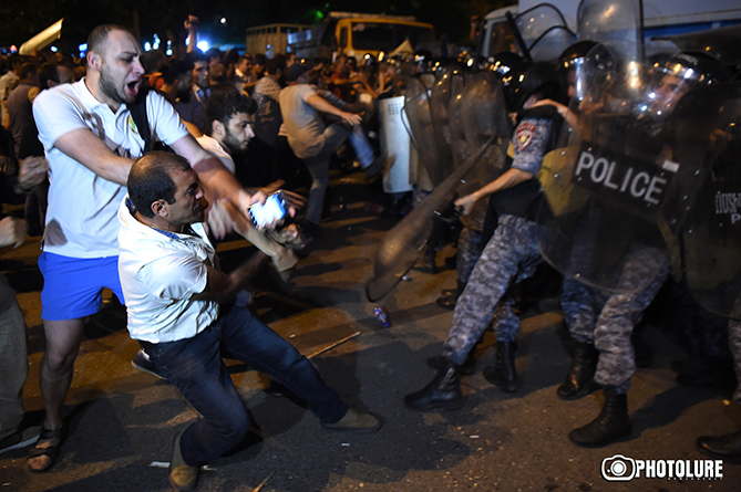 Столкновения митингующих с полицией в Ереване-0