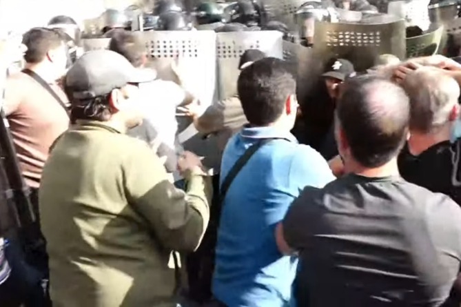 В Ереване начались столкновения между правоохранителями и протестующими