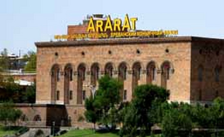 Երևանի կոնյակի գործարանի հնեցման արտադրամասի նախագահական անցուղին համալրվեց Սերբիայի նախագահի անվանական տակառով 