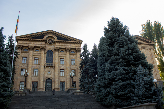 Внеочередное заседание парламента Армении назначено на 20:00