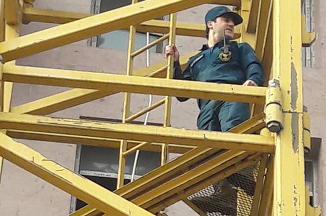 Yerevan man threatens to jump off a crane-7