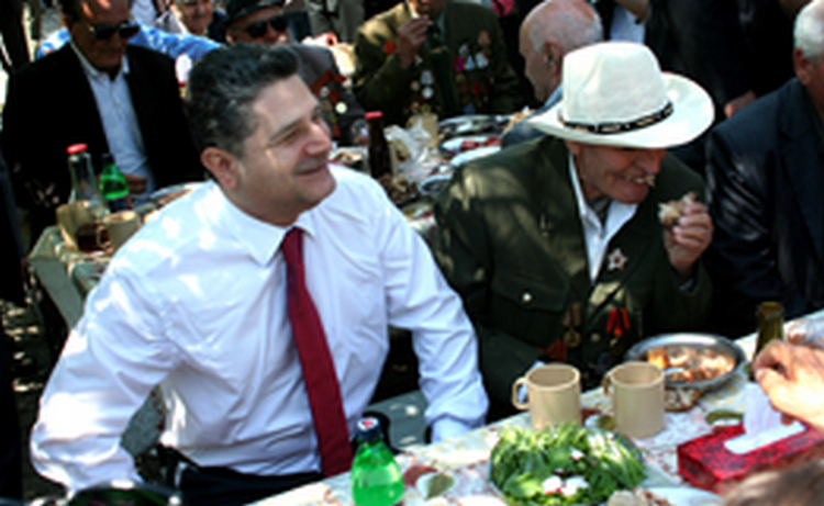 Саркисян уверен, что и в следующем году отобедает с ветеранами ВОВ на полевой кухне в должности премьера