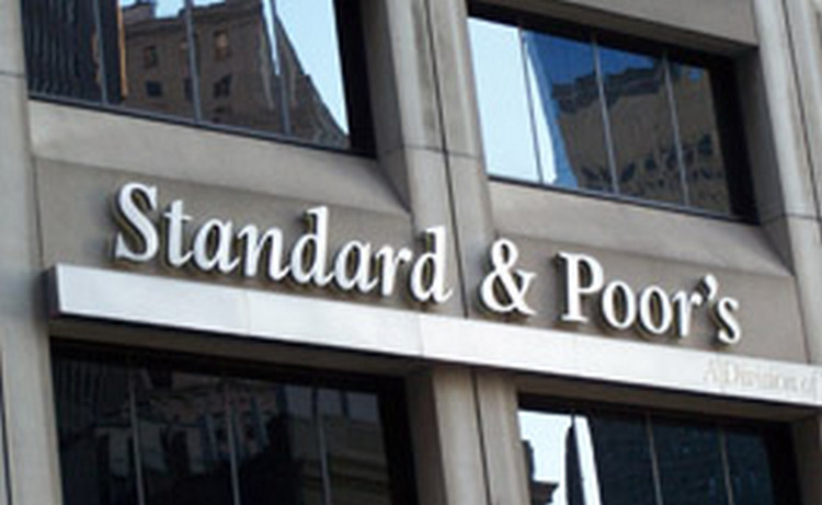S&P впервые в истории понизило кредитный рейтинг США с максимального "ААА" до "АА+" S&P впервые в истории понизило кредитный рейтинг США с максимального "ААА" до "АА+"