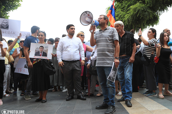 "Никол - предатель": оппозиция проводит акцию в защиту политзаключенных у правительства Армении