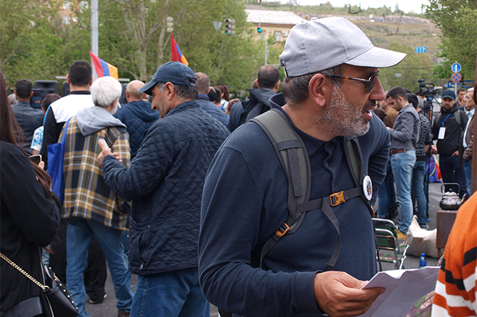 Участники митинга в Ереване обсуждают последующие действия после неожиданного для них поворота событий