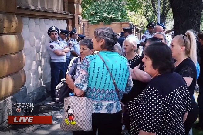 В Ереване перед резиденцией президента проходит акция родителей пропавших без вести военнослужащих В Ереване перед резиденцией президента проходит акция родителей пропавших без вести военнослужащих