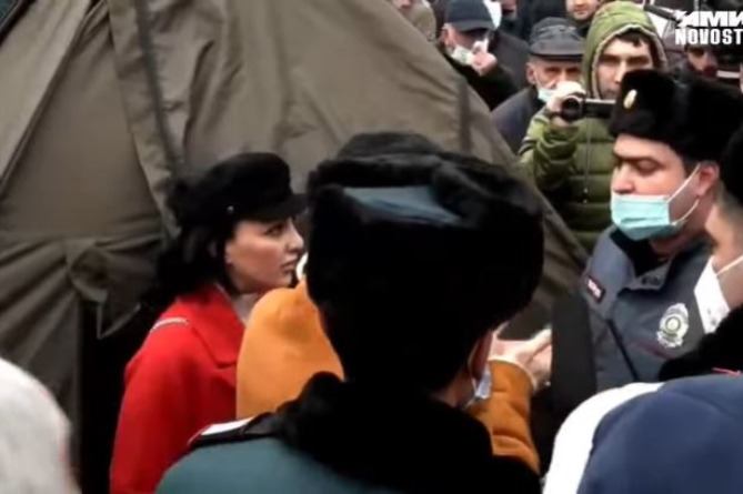 Протестующие в Ереване готовятся установить палатки на центральной площади (ВИДЕО)