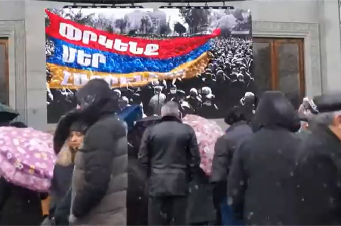 Тысячи граждан собрались на большой митинг оппозиции в Ереване, несмотря на снег и ветер (LIVE) Тысячи граждан собрались на большой митинг оппозиции в Ереване, несмотря на снег и ветер (LIVE)
