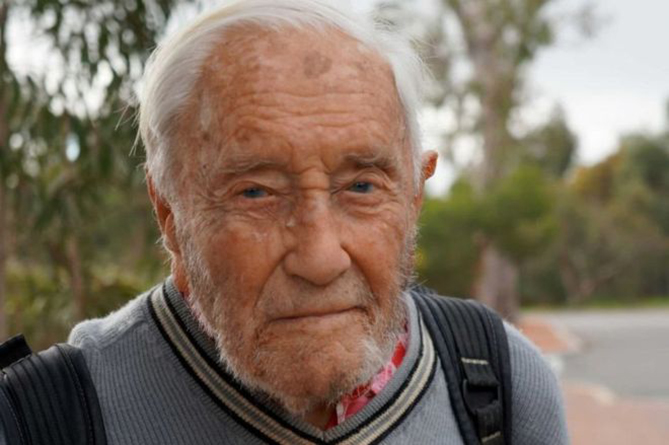 102-летний австралийский ученый добился права продолжать работать в университете 102-летний австралийский ученый добился права продолжать работать в университете