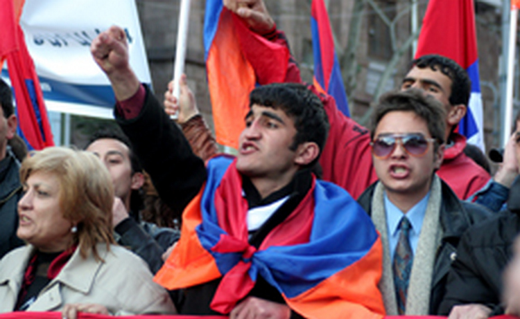 Митинг армянской оппозиции стартовал с поздравлений в связи с «освобождением» Площади Свободы