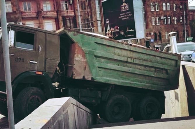 ЧП в Ереване: грузовик перекрыл вход в подземный переход у церкви Сурб Саркис ЧП в Ереване: грузовик перекрыл вход в подземный переход у церкви Сурб Саркис