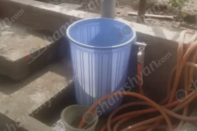 Ողբերգական դեպք Արմավիրի մարզում. 2–ամյա երեխան ընկել է տան բակում տեղադրված ջրով տարայի մեջ ու ջրահեղձ եղել Ողբերգական դեպք Արմավիրի մարզում. 2–ամյա երեխան ընկել է տան բակում տեղադրված ջրով տարայի մեջ ու ջրահեղձ եղել