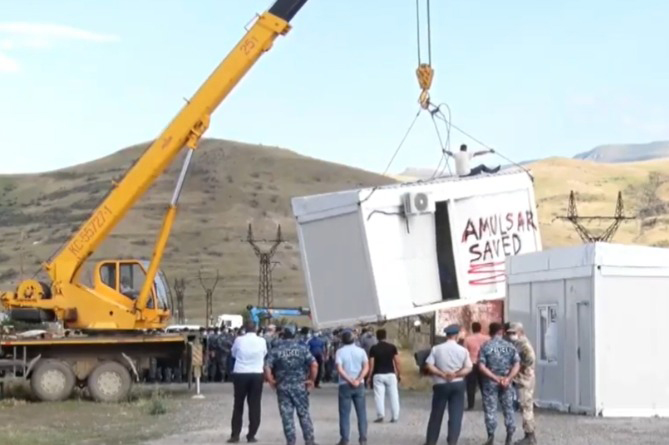 "Старт к победе": в Амулсаре переносят домики-вагончики Lydian Armenia, ставших причиной трехдневых протестов "Старт к победе": в Амулсаре переносят домики-вагончики Lydian Armenia, ставших причиной трехдневых протестов