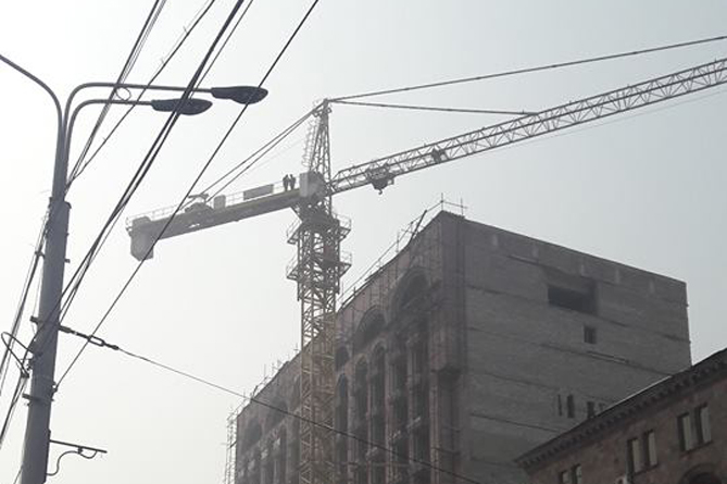 Yerevan man threatens to jump off a crane-2