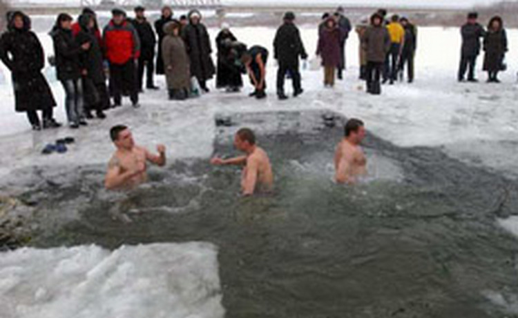 Эксперты рассказали, как окунуться в прорубь в Крещение и не заболеть
