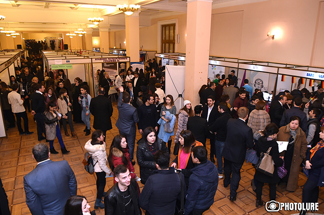 Армянские абитуриенты приобщаются к "Образованию XXI века"