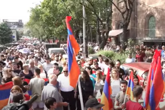 Сагателян дал старт шествию к зданию правительства, чтобы представить свои требования Сагателян дал старт шествию к зданию правительства, чтобы представить свои требования