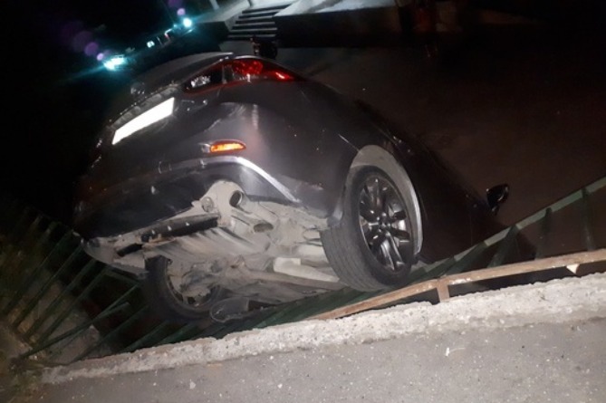 Երևանում Mazda–ն մոտ 3 մ բարձրությունից ընկել է դպրոցի բակ. վարորդի վիճակը միջին ծանրության է (ՖՈՏՈ) Երևանում Mazda–ն մոտ 3 մ բարձրությունից ընկել է դպրոցի բակ. վարորդի վիճակը միջին ծանրության է (ՖՈՏՈ)